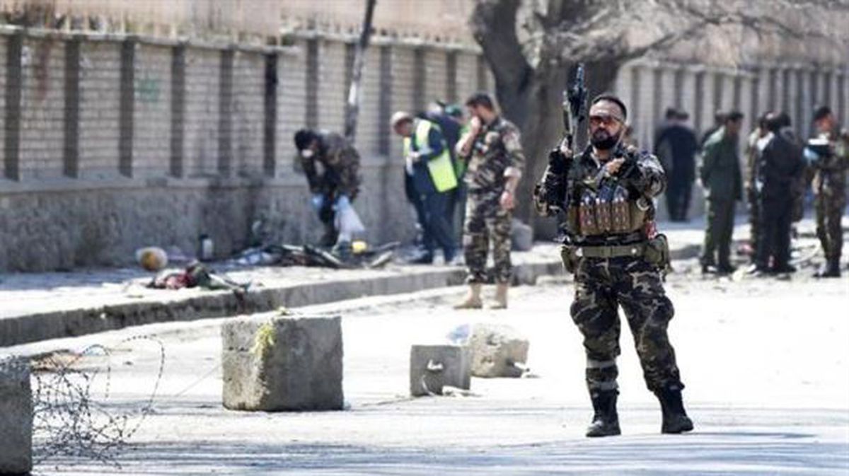 Las fuerzas de seguridad afganas revisan el lugar del atentado suicida en Kabul. Foto: EFE