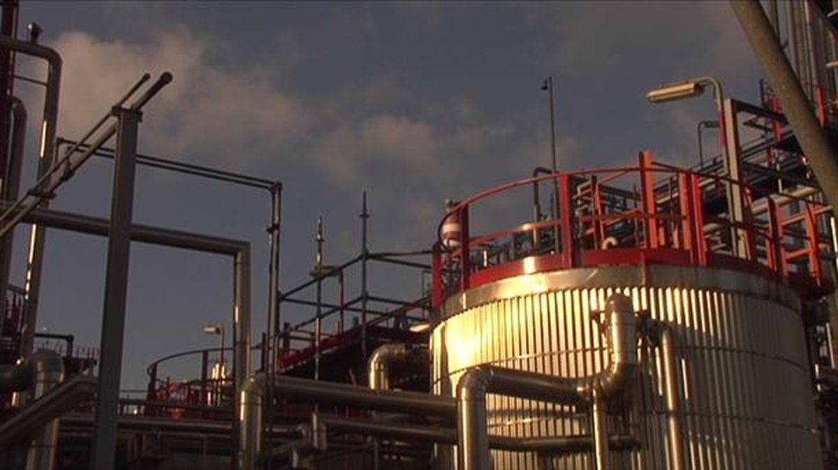 Vista de la planta de Petronor. Foto sacada de un vídeo de ETB