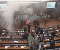 Lanzan gas lacrimógeno en el Parlamento de Kosovo para impedir una votación