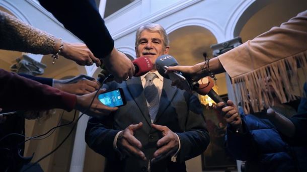 El ministro de Asuntos Exteriores Alfonso Dastis atiende a los medios de comunicación.