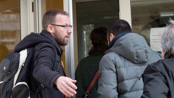 El diputado de la CUP, Vidal Aragonés, llega a la sede de la formación. Foto: EFE