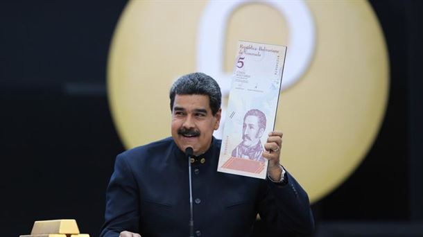 Nicolas Maduro billete baten argazkia erakusten du, osteguneko prentsaurrekoan.