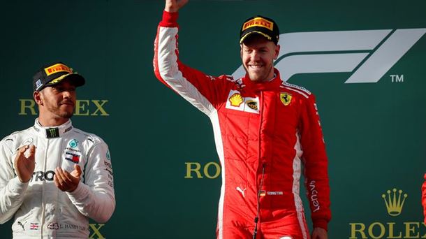 Vettel y Hamilton, en el podium. Foto: Efe.