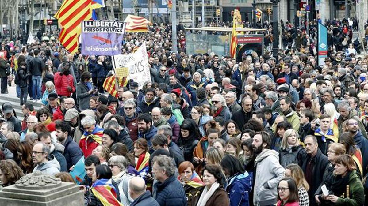 Puigdemonten atxiloketaren aurkako martxa Bartzelonan