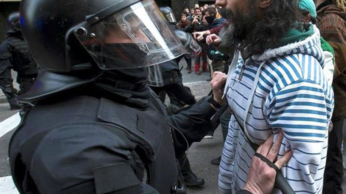 Karga polizialak izan dira manifestarien aurka Gobernu-Ordezkaritza parean