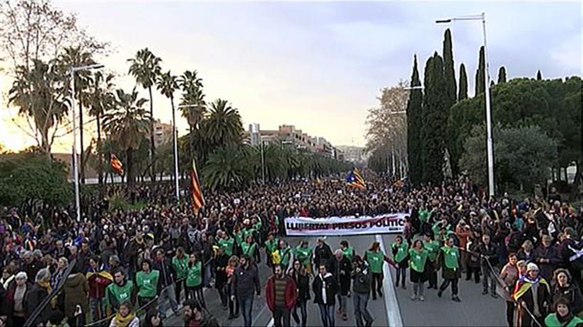 Cientos de miles de personas denuncian la detención de Puigdemont