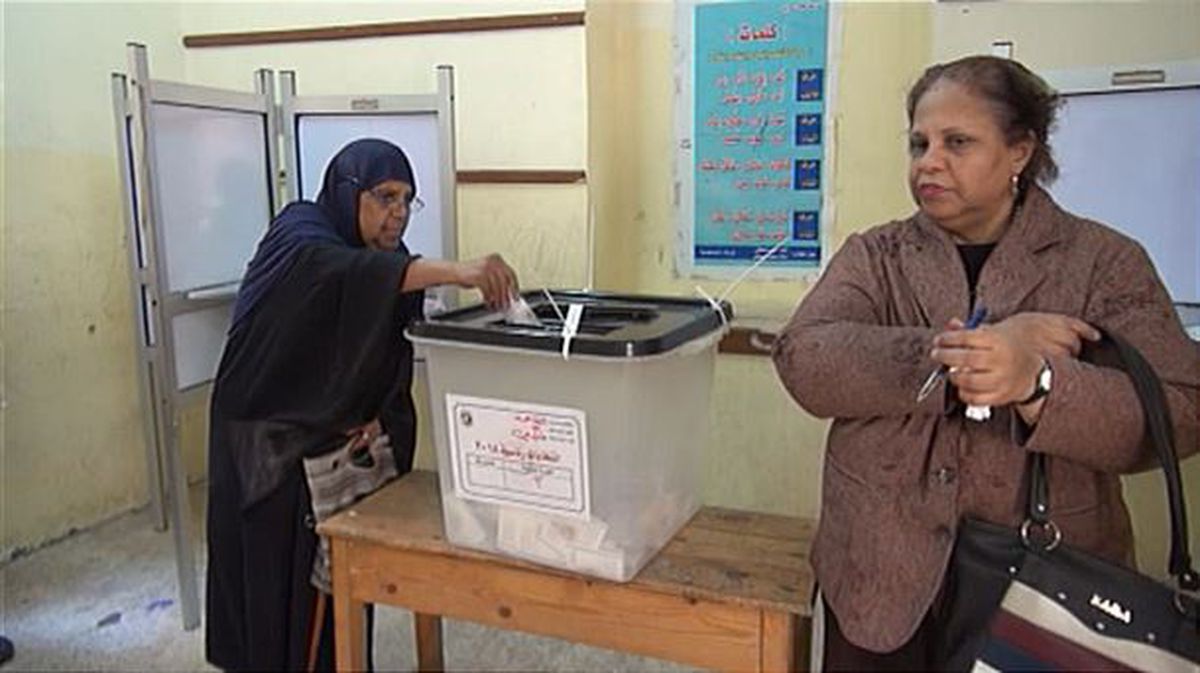 Una mujer deposita su voto hoy en las elecciones de Egipto.