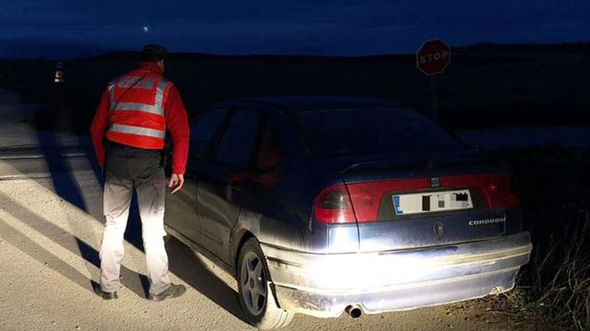 Un Policía foral se dirige al conductor del coche interceptado en Falces, en Navarra.