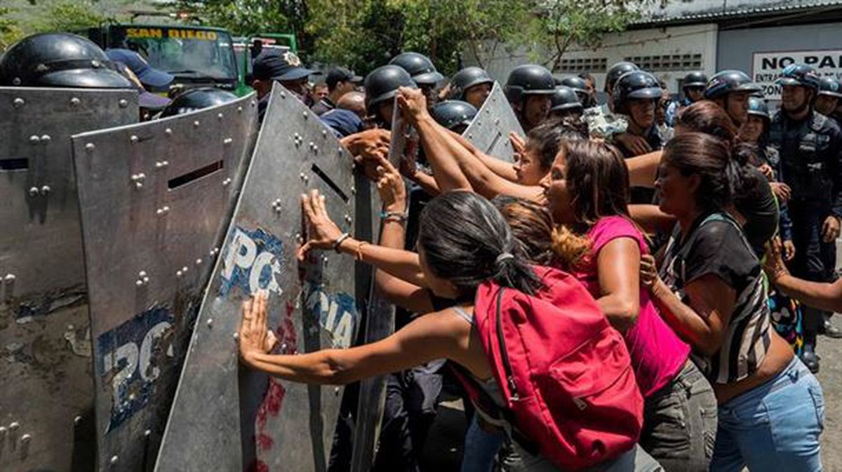 Foto de un enfrentamiento entre venezolanos y policía.