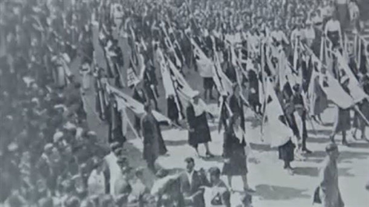 Miles de personas desfilaron por la Gran Vía de Bilbao durante el primer Aberri Eguna en 1932.