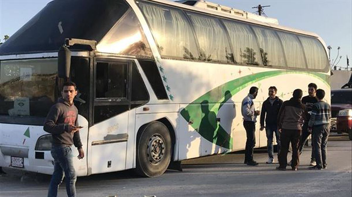 Autobusetan atera dituzte matxinoak eta zibilak Dumatik. 