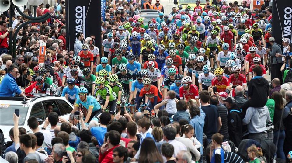 Lehen etapa: Irteera Zarautzen. Argazkia. EFE