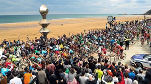 1ª etapa: Pelotón por Zarautz. Foto: EFE