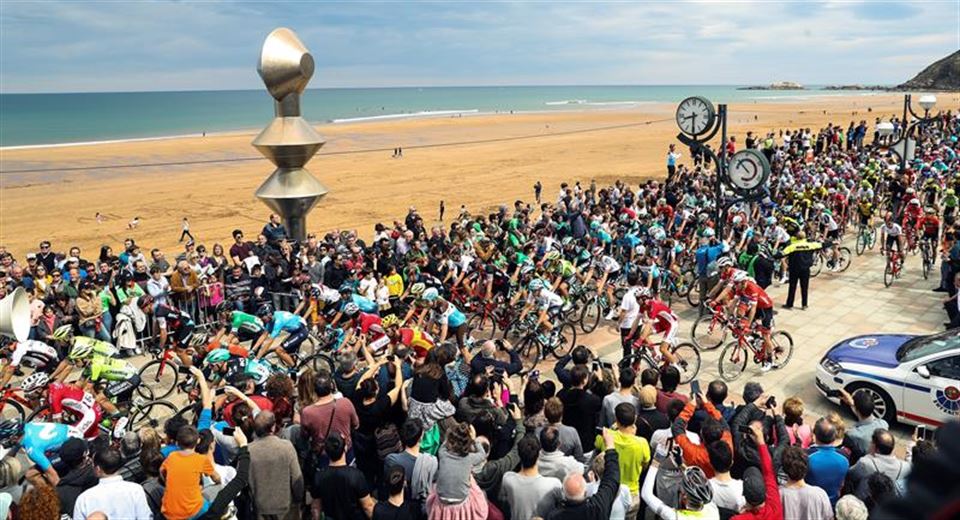 Lehen etapa: Tropela, Zarautzetik. Argazkia: EFE