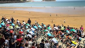 1ª etapa: Pelotón por Zarautz. Foto: EFE