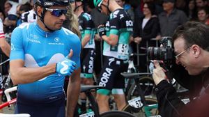Mikel Landa en la salida de Zarautz. Foto: EFE