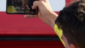 Julian Alaphilippe, líder, se saca un sefie en el podium. Foto: EFE