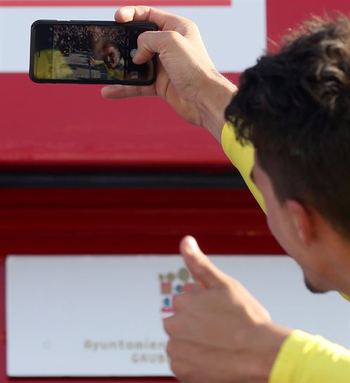 Julian Alaphilippe liderrakk selfie bat atera du podiumean. Argazkia: EFE