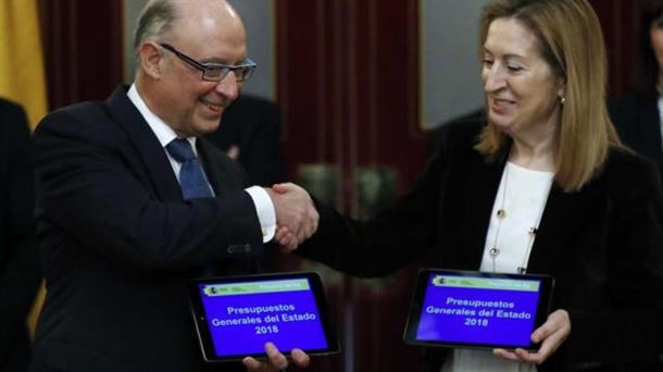 El ministro de Hacienda, Cristóbal Montoro, y la presidenta del Congreso, Ana Pastor. Foto: EFE