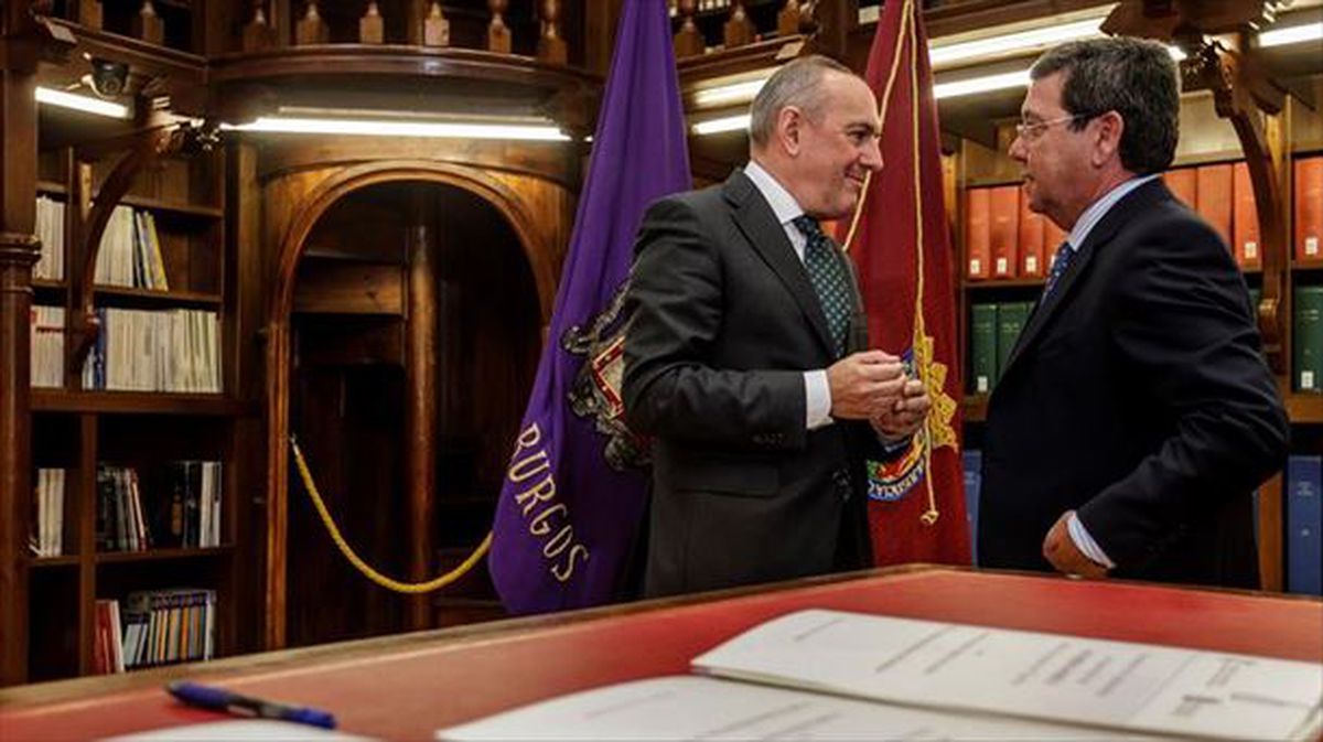 Acto de la firma del acuerdo entre las diputaciones de Álava y Burgos. Foto: EFE