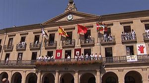 Fallo contra la ikurriña en Tafalla y la retirada de la bandera española en Villava
