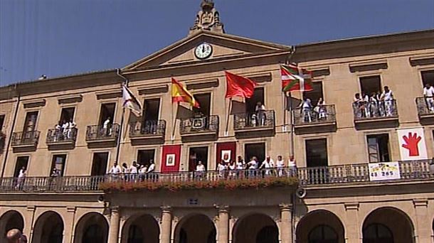 La ikurriña en el Ayuntamiento de Tafalla durante el chupinazo del 14 de agosto de 2017. Foto: EiTB