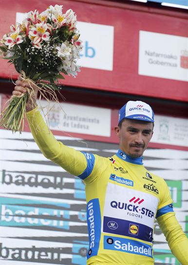 Julian Alaphilippe, liderraren elastikoarekin 2. etaparen ostean. Argazia: EFE