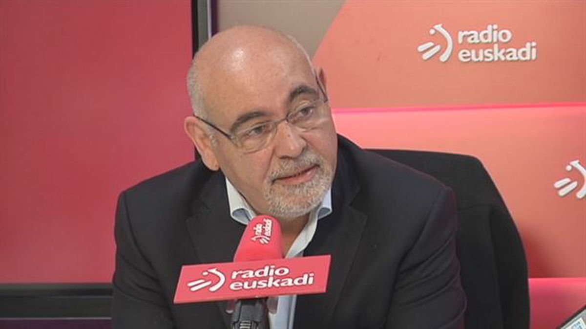 José Antonio Pastor en los estudios centrales de Radio Euskadi.