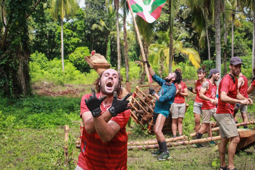 Alegría en el equipo rojo tras haber ganado el juego de inmunidad