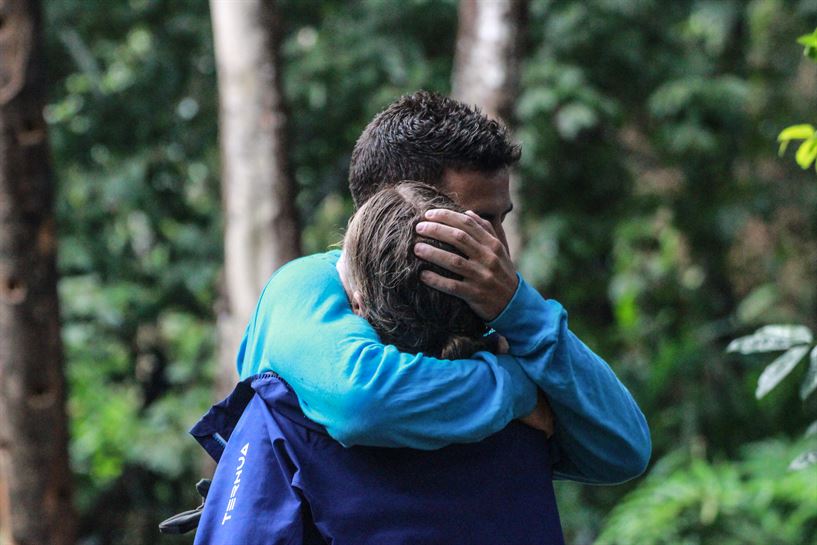 Emotivo abrazo entre dos de los concursantes azules