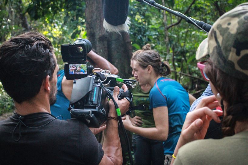 Los operarios de cámara graban a los concursantes del equipo azul