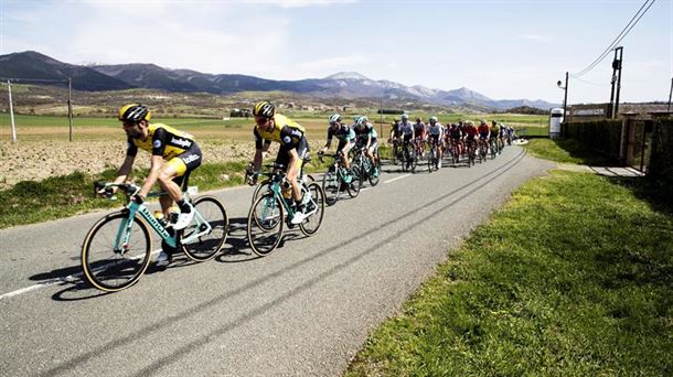 Pelotón durante la Vuelta al País Vasco de 2018. Foto: Efe