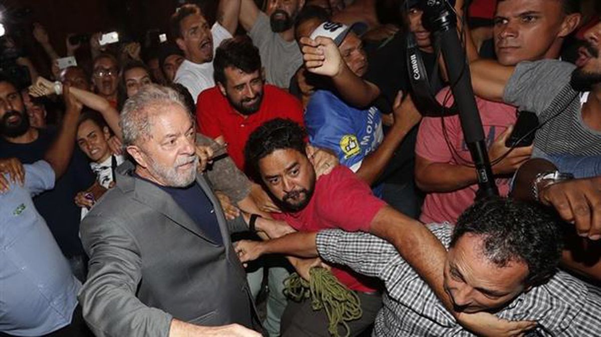 Da Silva, en el momento de entrar en la cárcel de Curitiba.