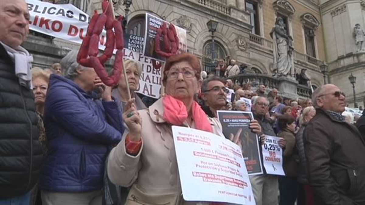 Pensionistas vascos salen cada lunes a manifestarse en las capitales. Foto: EFE.