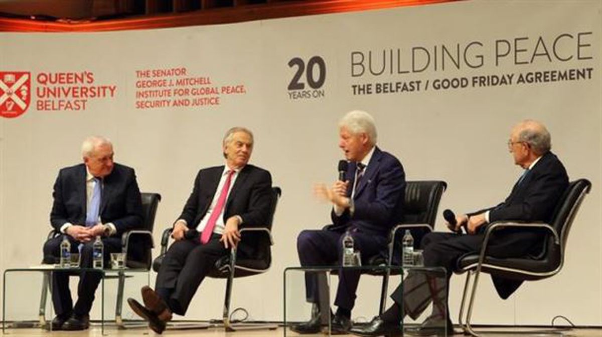 Bertie Ahern, Tony Blair, Bill Clinton eta George J. Mitchell Queen's Universityn. Argazkia: EFE