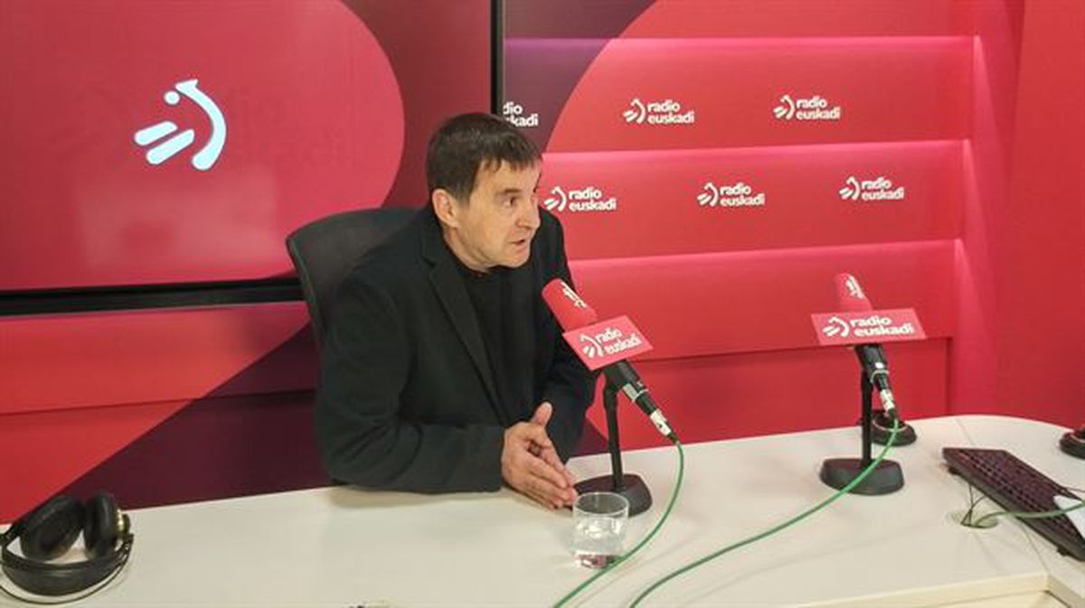 Arnaldo Otegi Radio Euskadiko platoan mikrofonoaren aurrean