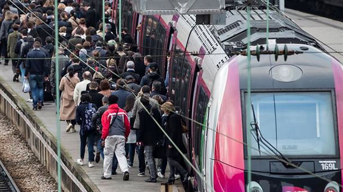 Una multitud de usuarios abarrotan un andén durante una nueva jornada de huelga en París.