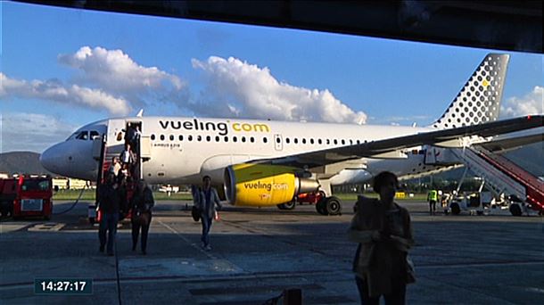 Vueling konpainiako hegazkin bat Hondarribiko aireportuan. ETBko bideo batetik hartutako irudia.