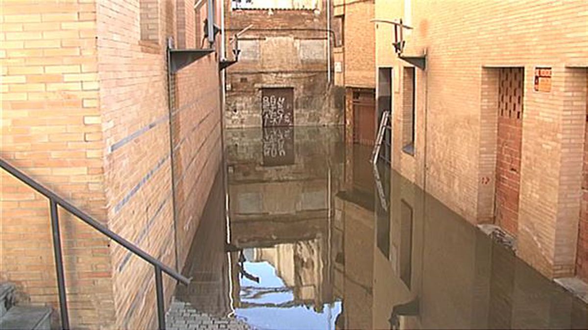 Varias calles de Tudela se llenan de agua 