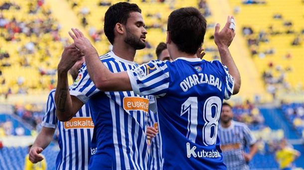 Oyarzabal celebra su gol con Willian José. Foto: Efe.