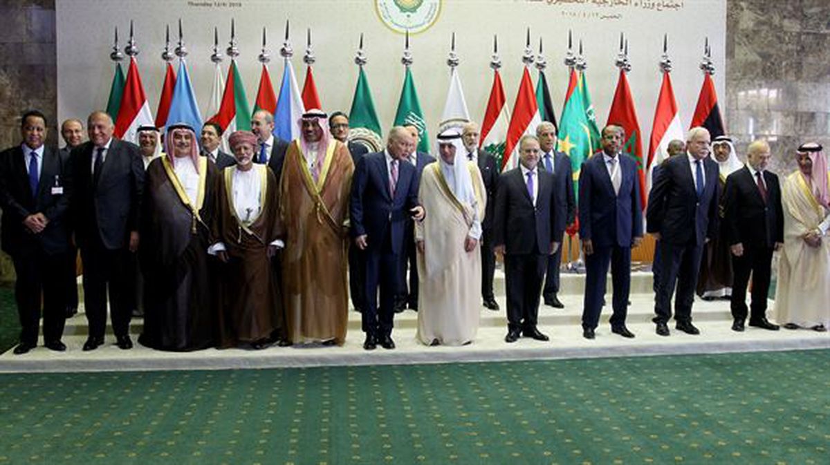 Foto de familia de los asistentes a la reunión de los ministros árabes de Exteriores. EFE