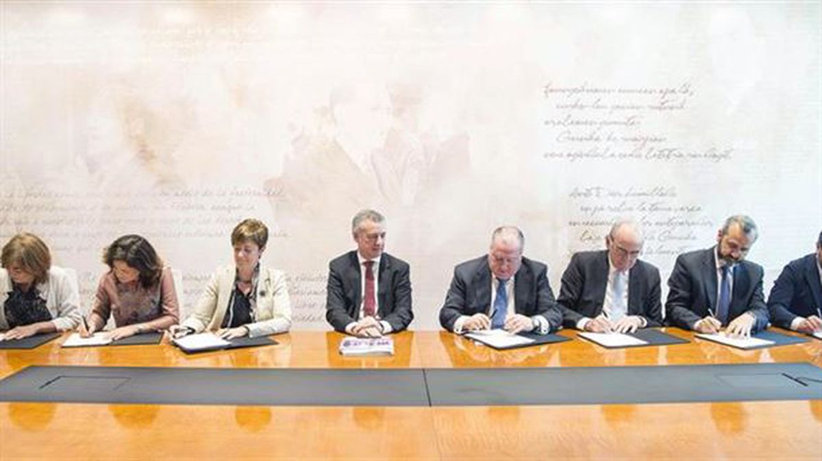 Gobierno Vasco, Confebask y patronales firman el acuerdo por el empleo en Euskadi.