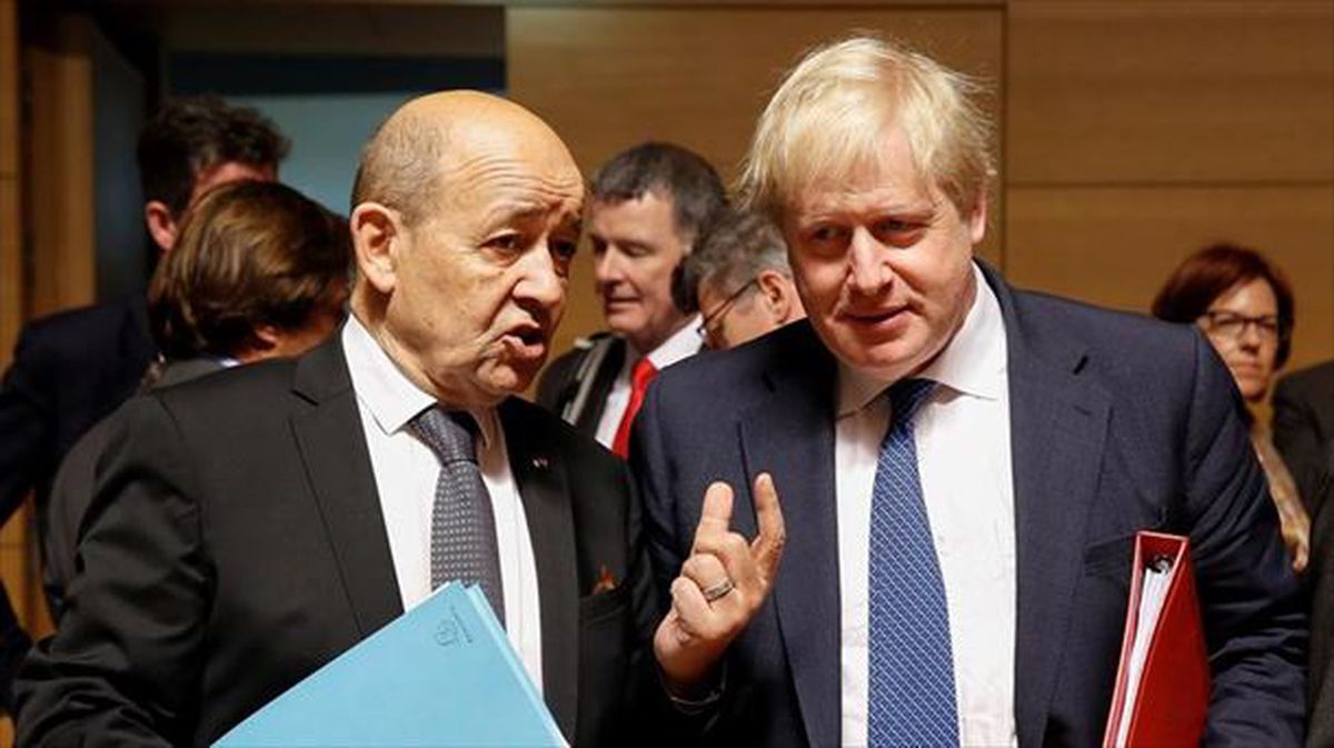 Jean-Yves Le Drian (i) y Boris Johnson ministros de Asuntos Exteriores de Francia y Reino Unido.