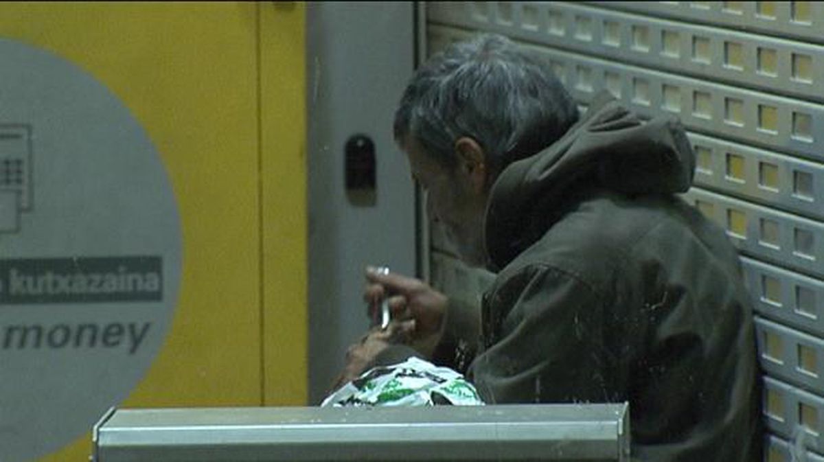 Imagen de una persona sin hogar durmiendo en la calle.