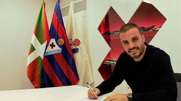 Pedro León firmando su nuevo conrato. Foto: @SDEibar