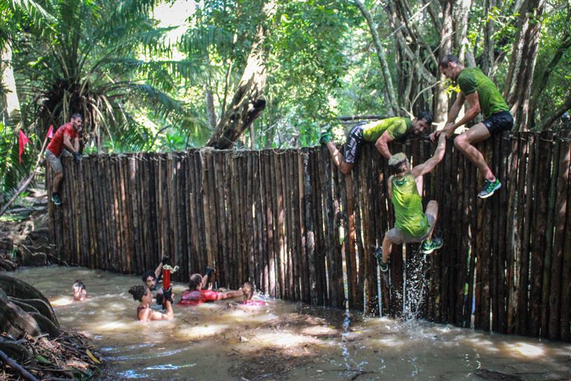 Los concursantes intentando superar el primer obstáculo del juego de inmunidad