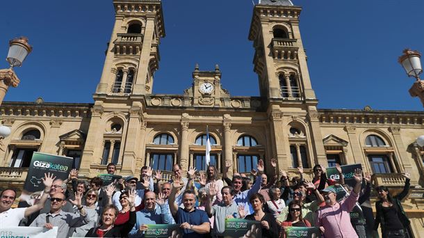 Gure Esku Dago ha presentado la consulta en el Ayuntamiento de Donostia. Foto: EFE. 