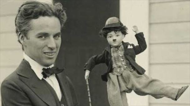 Charles Chaplin convencido para participar en el concurso de monólogos