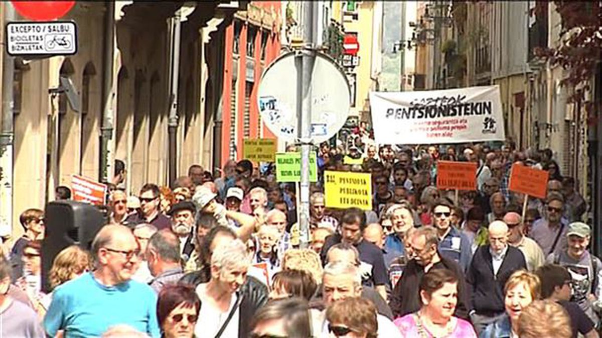 Ciudadanos de Pamplona salen a la calle, convocados por Pentsionistak Martxan y Sasoia . EiTB