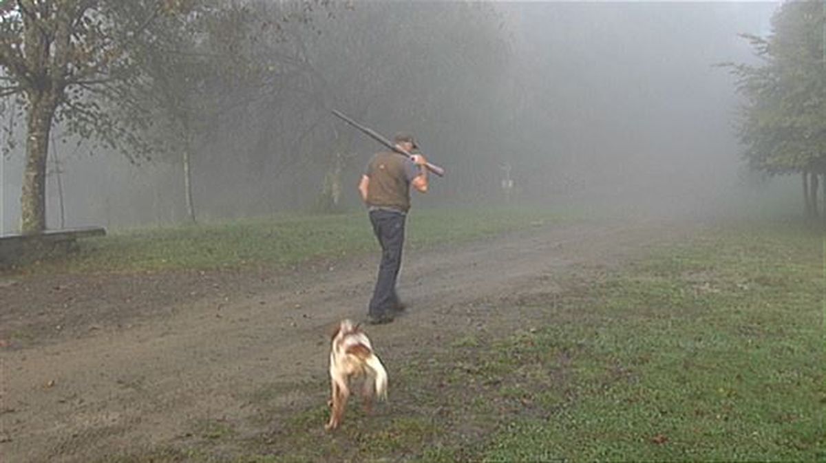 Un cazador con su perro